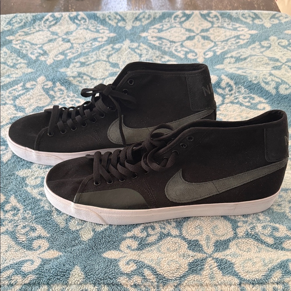 Nike SB Blazer Court Mid Premium
Black Anthracite